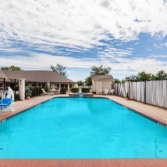 Super 8 by Wyndham Cleburne Thumbnail