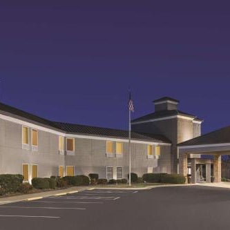Country Inn & Suites by Radisson, Dunn, NC Thumbnail