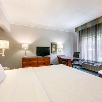 La Quinta Inn & Suites by Wyndham Houston Bush Iah South Thumbnail