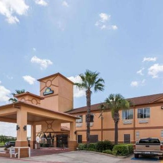 Days Inn & Suites by Wyndham Pasadena Thumbnail