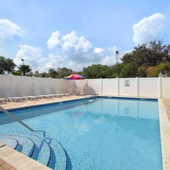 Days Inn & Suites by Wyndham Lakeland Thumbnail