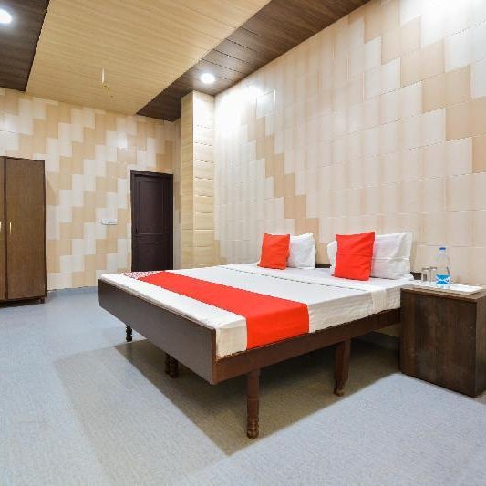 Townhouse by OYO Haibowal Chowk Near DMC