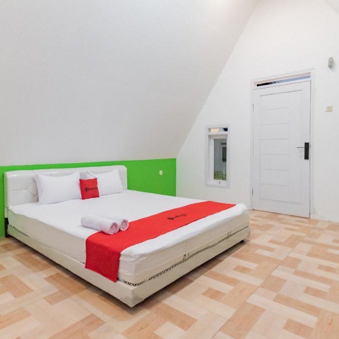 RedDoorz Syariah Plus near Sukabumi Station