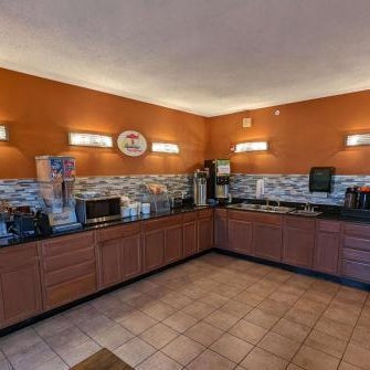 Super 8 by Wyndham Wichita North Thumbnail
