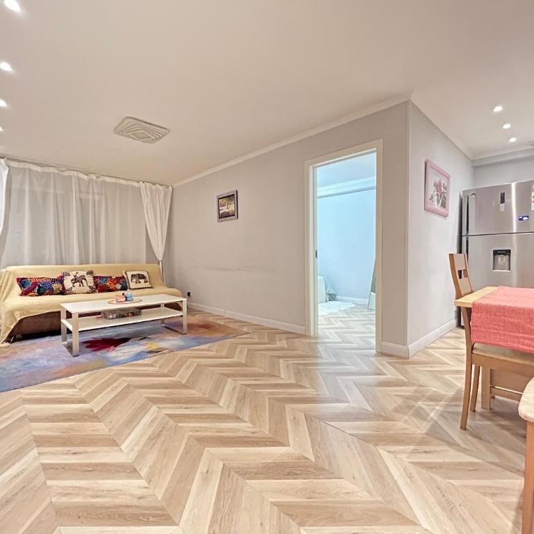 Urban Suites Cozy One Bedroom Apartment Thumbnail