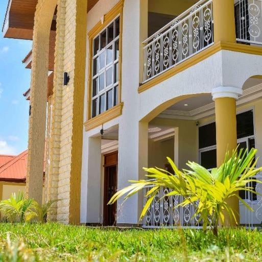 THE AFRICAN PALACE- Free Airport Pick up - High Speed Starlink WiFi - Car Rental