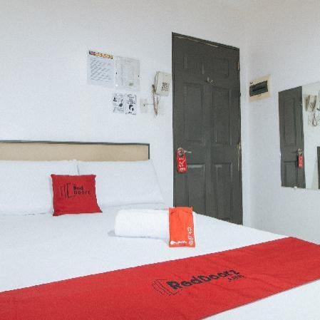 RedDoorz Plus @ Cosmo Hotel & Studio Suites Kamuning Thumbnail