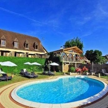 Hôtel Bien-Être Aux Cyprès de Marquay-Calme et élégance-Laissez-vous porter par une ambiance chaleureuse où chaque instant compte-Découvrez un havre de paix où nature et confort se marient pour vous offrir une expérience unique- Réservez dès aujourd'hui !