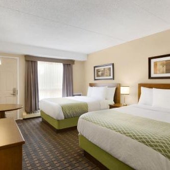 Colonial Square Inn & Suites Thumbnail