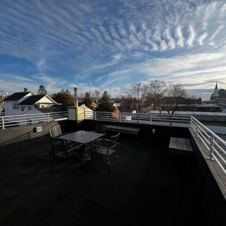 Dwntwn home, Prvt Rooftop and Soaking Tub! Thumbnail