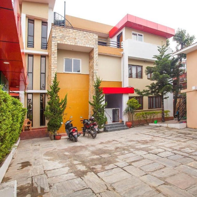 OYO 817 Hotel Garden Flower Thumbnail