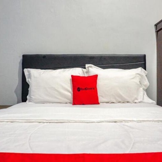 RedDoorz near Penimbangan Beach Singaraja