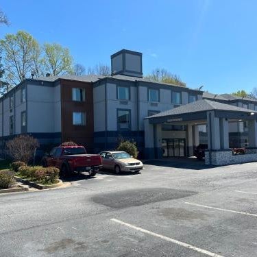 Jamestown inn & Suites Thumbnail