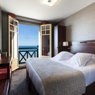 Les Ambassadeurs, Logis Hotel, sa crêperie et son rooftop - Saint Malo Plage