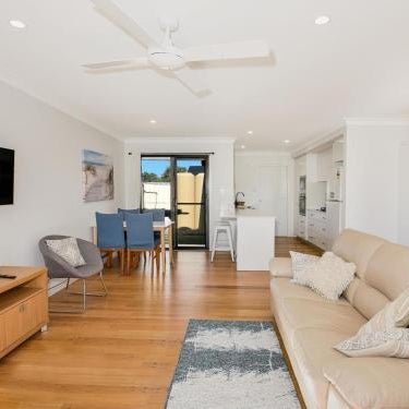 Villa Zelma I Pet Friendly I 4 Min Walk to Beach