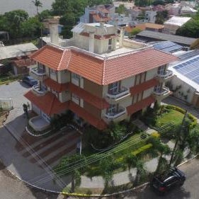 Comodidade e segurança na beira da praia! Suítes e apartamentos numa localização privilegiada entre as prais Nereidas e da Barrinha. Diárias e pacotes diferenciados, todas unidades com ar condicionado e estacionamento fechado.