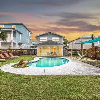 Zula Dreams Beach House, 1min Walk To The Beach, Sleeps 16, Private Heated Pool, Pets Welcome, Fenced Yard Thumbnail