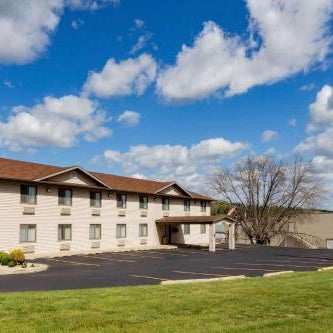 Super 8 by Wyndham Decorah Thumbnail