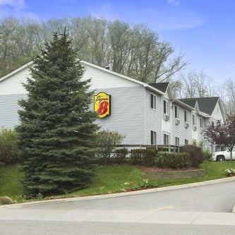 Super 8 by Wyndham Manistee Thumbnail