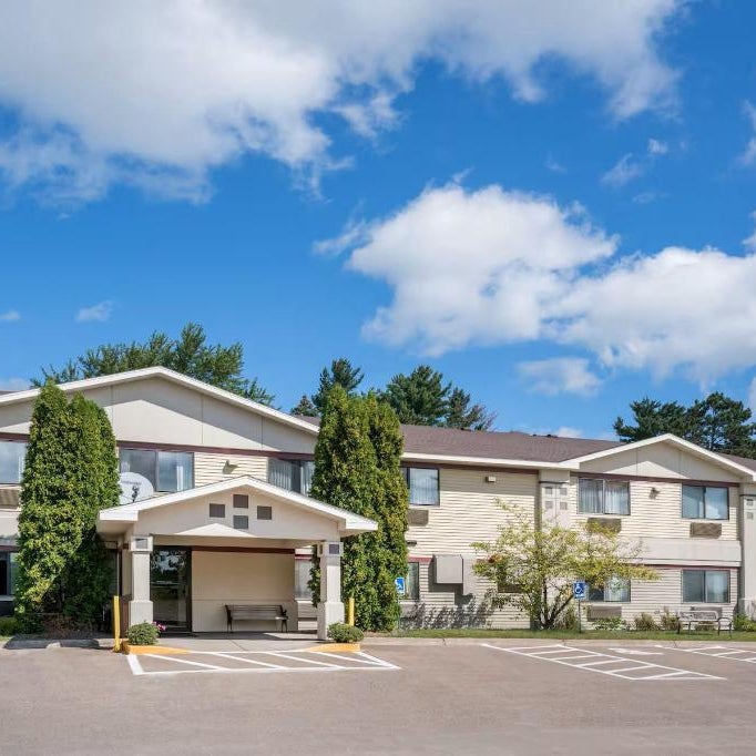 Super 8 by Wyndham Cloquet Thumbnail