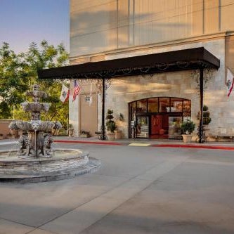 Hotel Zessa Orange County Airport, a DoubleTree by Hilton