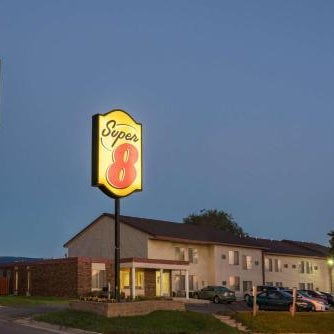 Super 8 by Wyndham Owatonna Thumbnail