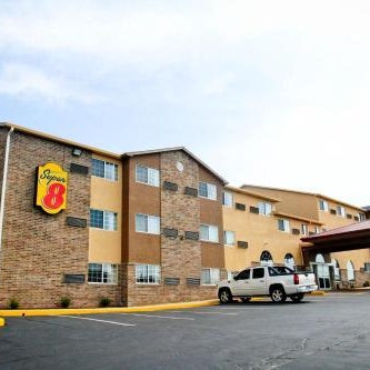 Super 8 by Wyndham Kansas City Thumbnail