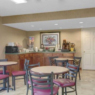 Super 8 by Wyndham Booneville Thumbnail