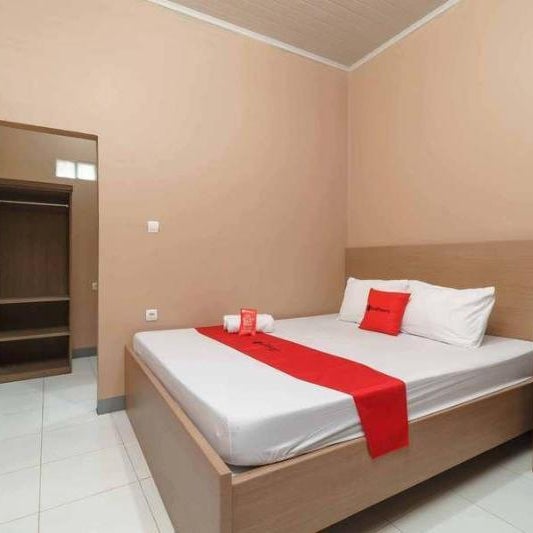 RedDoorz Syariah @ Bulak Kapal