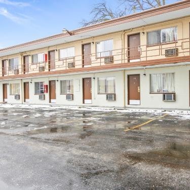OYO Hotel Downtown Peoria IL I-74 Thumbnail