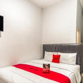 RedDoorz near Graha Cijantung Mall