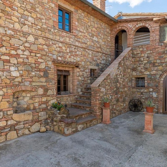 Casa Vecchia Rooms and Parking Thumbnail