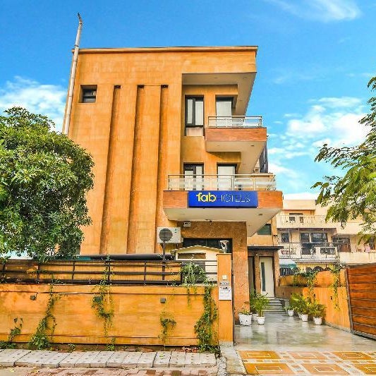 FabHotel Rallkmas - DLF Phase 2 & MG Road Metro