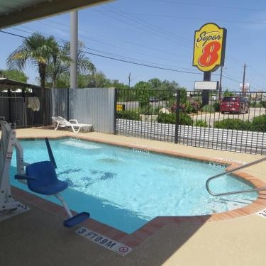 Super 8 by Wyndham Pleasanton Thumbnail