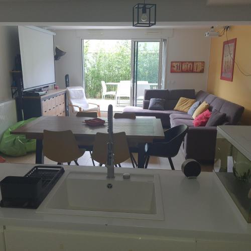 Jolie suite parentale, chambre et salle d'eau, avec son coin de verdure à 5 minutes à pied du centre ville Thumbnail
