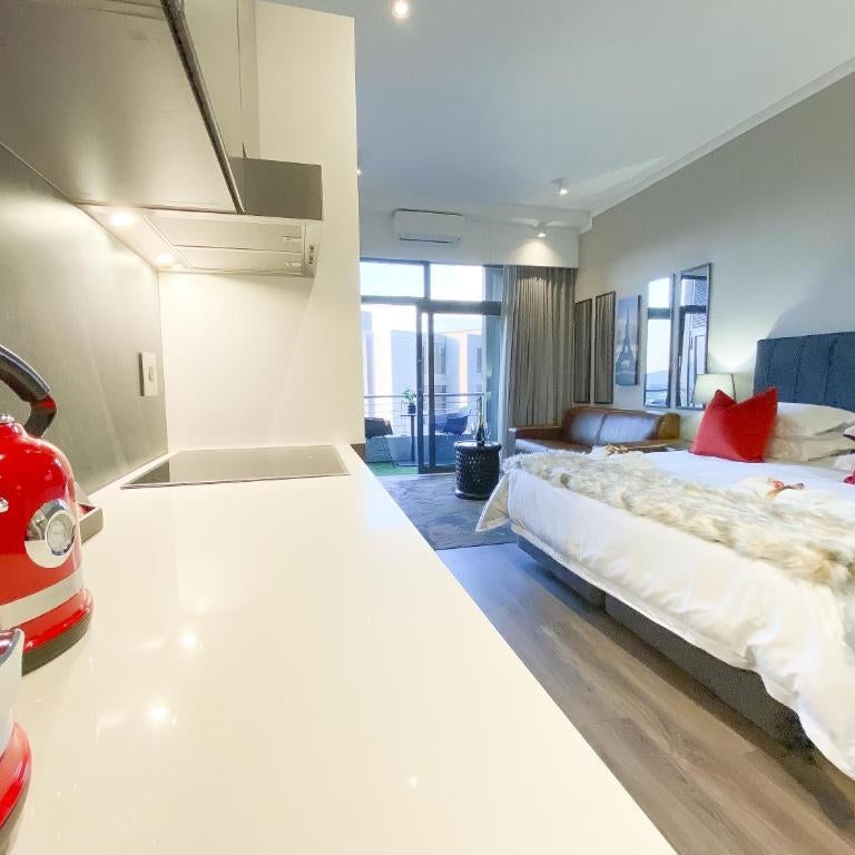 Menlyn Maine Residences - Superior king - Paris apartment