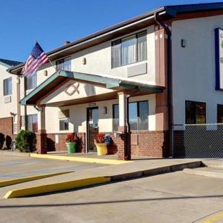 Cassville Four Seasons Inn & Suites Thumbnail