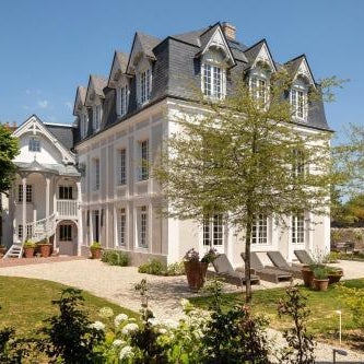 Hôtel Saint-Delis - La Maison du Peintre - Relais & Châteaux Thumbnail