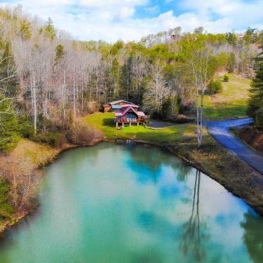 Lazy Bear Lake, Fishing, Hot Tub, WIFI, 560 in FREE Attraction tickets each paid day! Thumbnail