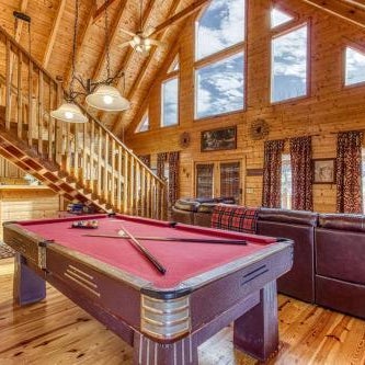 Big Sky, Breathtaking Mtn View, Free Attraction Tickets, Pool Table, Hot Tub, WIFI, Fire Pit!!! Thumbnail