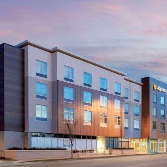 La Quinta Inn & Suites by Wyndham Kansas City Beacon Hill Thumbnail