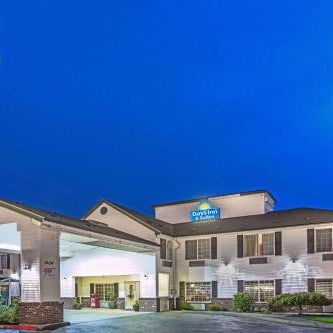 Days Inn & Suites by Wyndham Gresham Thumbnail