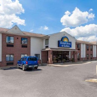 Days Inn & Suites by Wyndham Cambridge Thumbnail