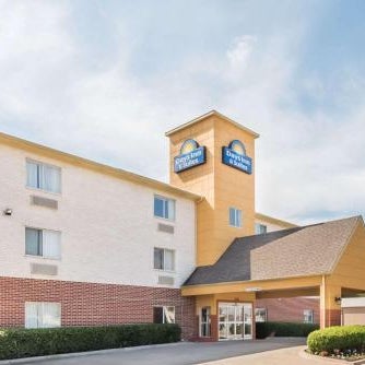 Days Inn & Suites by Wyndham Dallas Thumbnail