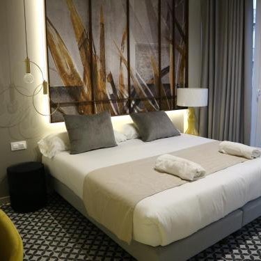 YOU & CO. Quart Boutique Thumbnail