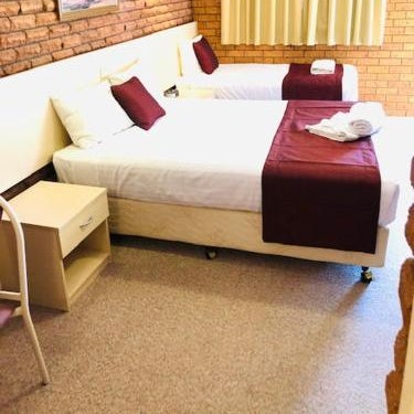 OVERLANDER MOTOR LODGE