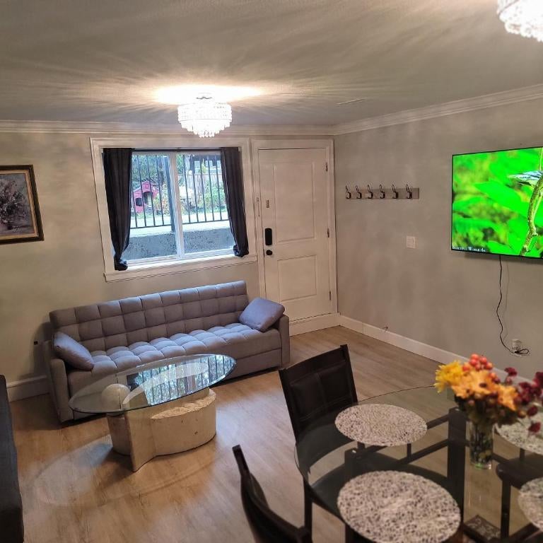 Oscar INN & 2bd Family Suite or Private Room Thumbnail