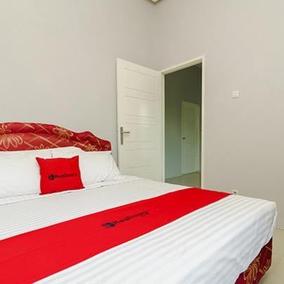RedDoorz @ Jalan Demang Lebar Raya Palembang Thumbnail