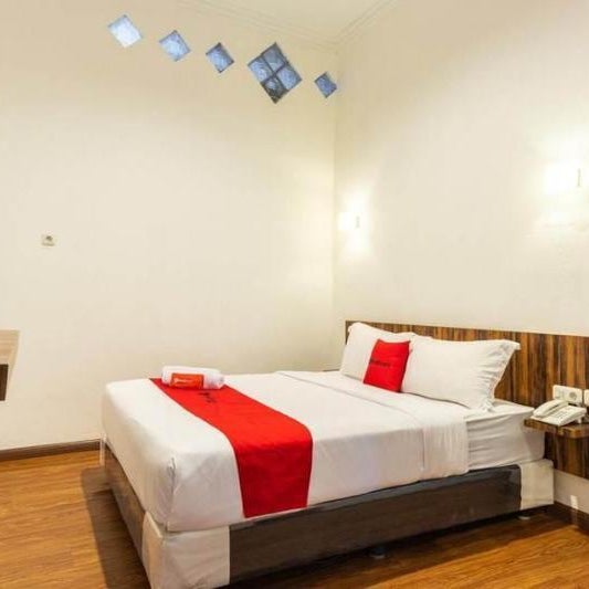 RedDoorz near RS Royal Prima Medan 2