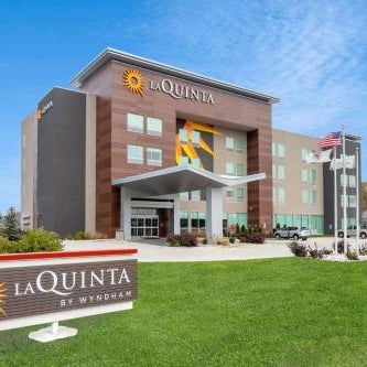 La Quinta Inn & Suites by Wyndham Shorewood Thumbnail